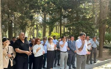 ƏHD Partiyasının rəhbərliyi Əbülfəz Elçibəyin məzarını ziyarət edib