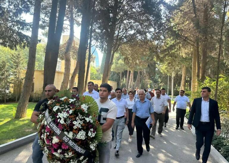 ƏHD Partiyasının rəhbərliyi Əbülfəz Elçibəyin məzarını ziyarət edib