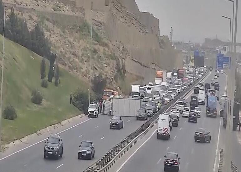 Kənar Dairəvi yolda yük maşını aşıb, Sumqayıt istiqamətində sıxlıq yaranıb