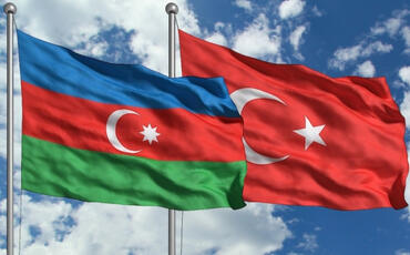 Dağ üzərinə atılan çınqıl daşlar - ŞƏRH