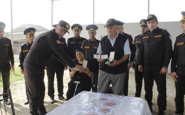 Xidməti vəzifəsini yerinə yetirərkən həlak olmuş FHN əməkdaşının təltifləri ailəsinə təqdim edilib
