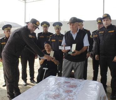 Xidməti vəzifəsini yerinə yetirərkən həlak olmuş FHN əməkdaşının təltifləri ailəsinə təqdim edilib