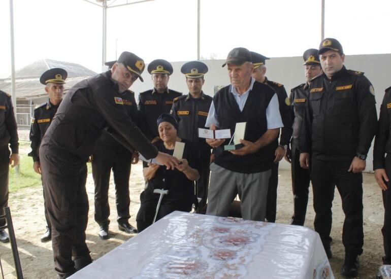 Xidməti vəzifəsini yerinə yetirərkən həlak olmuş FHN əməkdaşının təltifləri ailəsinə təqdim edilib
